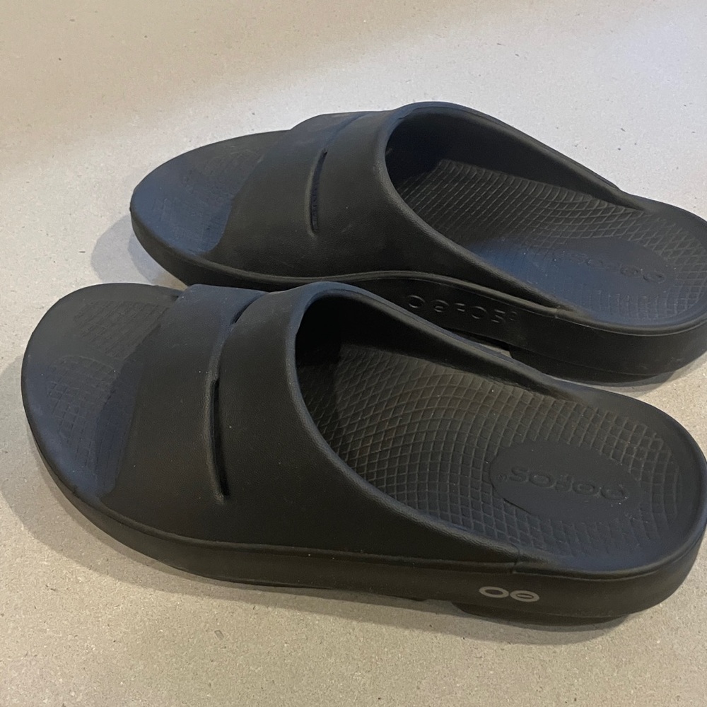 OOFOS Black Comfort Slides